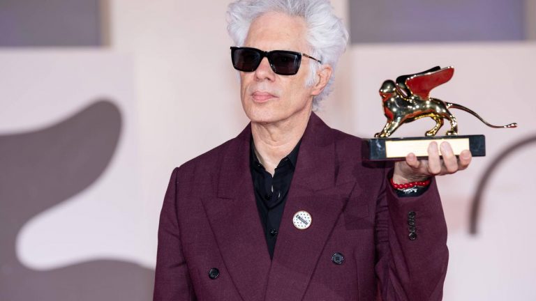 Sorpresa a Venezia 82: il Leone d’Oro va all’opera prima ‘L’Eco del Silenzio’ di Sofia Bianchi