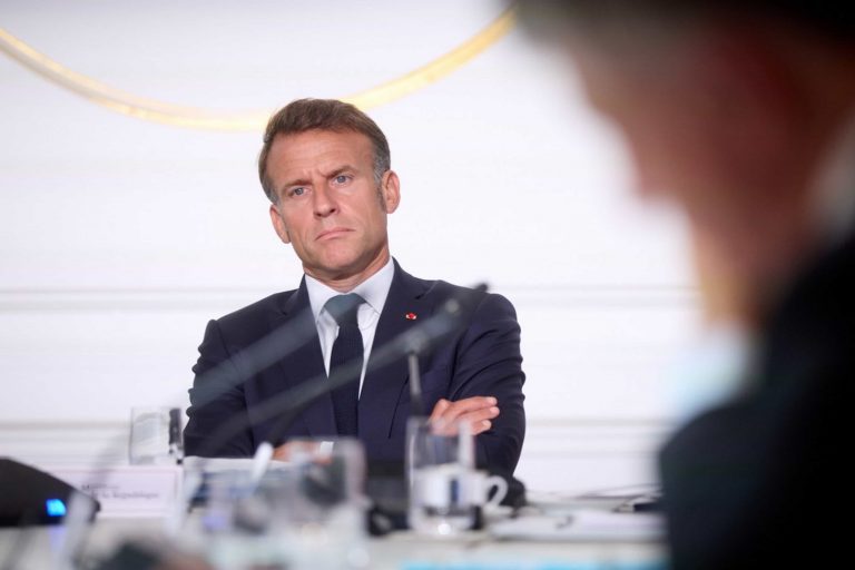 Francia nel caos politico: cade il governo Bayrou, Macron cerca un successore tra le pressioni di Le Pen