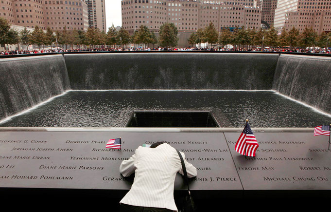 L’America si Ferma: 24 Anni Dopo, il Ricordo dell’11 Settembre Unisce una Nazione Divisa